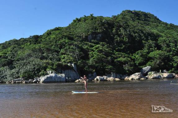 A Ana fica cada vez mais craque no standup paddle, na Praia da Guarda, litoral sul de Santa Catarina